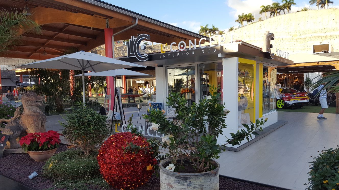 Espacio comercial exterior: quiosco y rotulación en plaza.